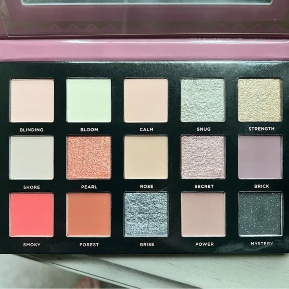 Ace Beaute SMOKY ROSES PALETTE (LIMITED EDITION)